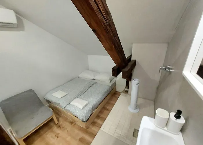 Unique Vila Veselova, Center